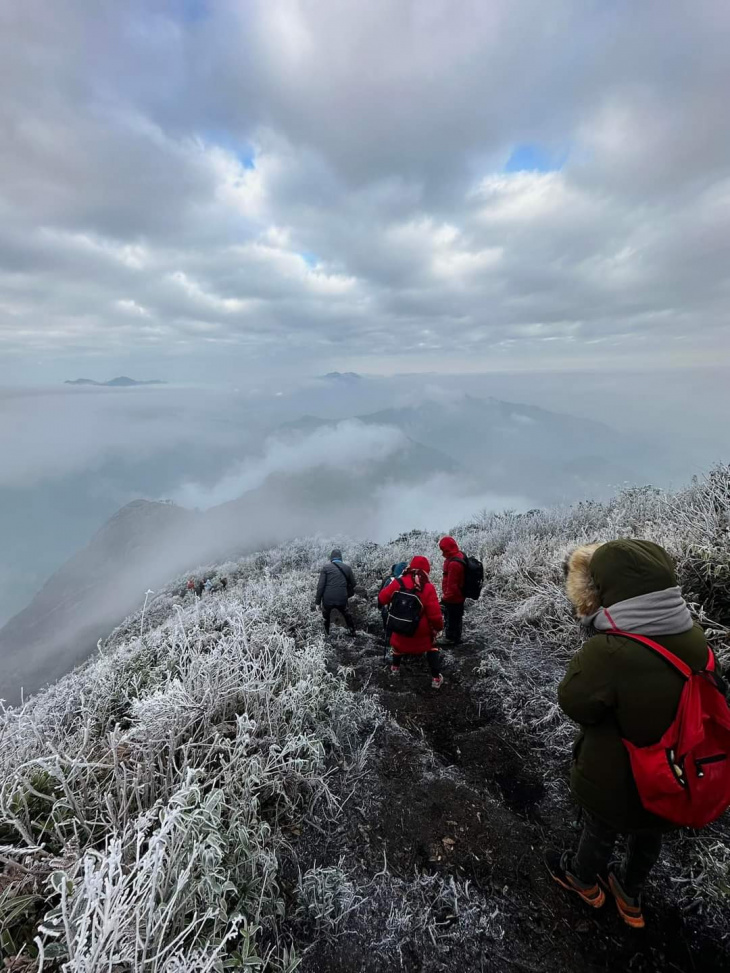 khám phá, trải nghiệm, du khách thích thú “săn” băng giá trên các đỉnh núi cao tại bát xát