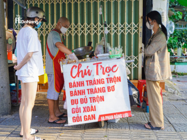 Xe bánh tráng chú Trọc - Góc bánh tráng quen thuộc của học sinh Nguyễn Hiền - Đà Nẵng
