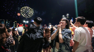 In the midst of fireworks to welcome 2023, the people of Ho Chi Minh City wish each other a ‘peaceful new year!’