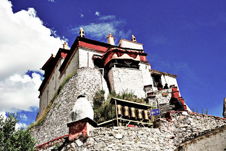 khám phá, khám phá cung điện yumbulakhang, cung điện đầu tiên của tây tạng