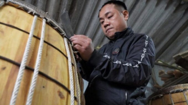 The busy year-end day of the craftsman who makes the Spring festival musical instrument