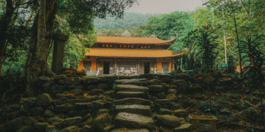 Cuối tuần tịnh tâm tại chùa Lôi Âm – Ngôi chùa thiêng nhất Quảng Ninh