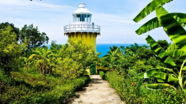 The scene is like a fairy garden at the hundred-year-old lighthouse located on the Son Tra peninsula
