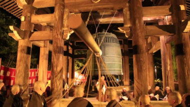 108 tiếng chuông chùa linh thiêng đêm Giao thừa tại Nhật Bản