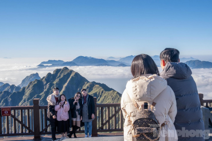 khám phá, trải nghiệm, du khách tấp nập ‘săn mây’ trên đỉnh fansipan