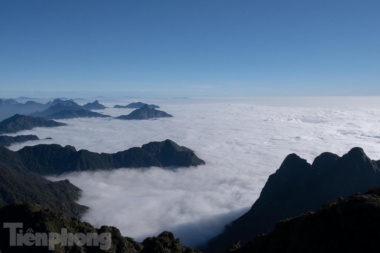 Du khách tấp nập ‘săn mây’ trên đỉnh Fansipan