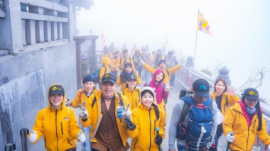 Nearly 300 people conquered Fansipan peak in a day