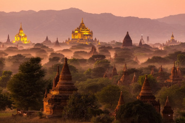Ngắm bình minh ở Bagan rọi ánh sáng rực rỡ lên hàng nghìn ngôi đền cổ