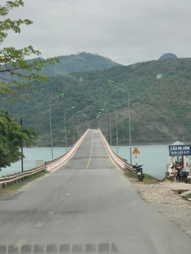 Cầu Pá Uôn – cây cầu có trụ cao nhất Việt Nam ở giữa phong cảnh tuyệt đẹp