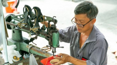 The Tet season: The profession of repairing clothes and shoes is full at the end of the year because of the huge orders, earning nearly tens of millions a day