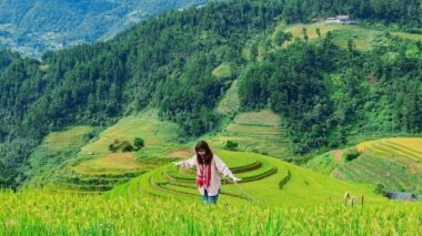 Discovering beautiful hills in Vietnam enthusiastically photographed by young people 