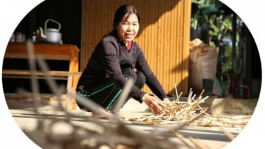 Expensive during Tet, “artisan” making areca chopsticks is busy until late