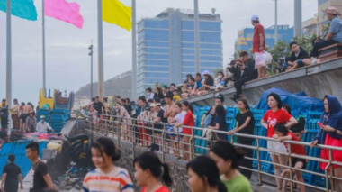 People flock to the sea in the Tau region on the 4th day of the Lunar New Year