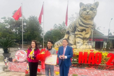 Khen thưởng nghệ nhân tạo hình linh vật 'hoa hậu mèo' ở Quảng Trị