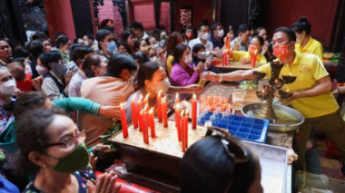 Praying together, pouring oil on the jade emperor’s body