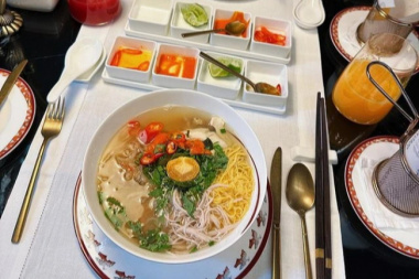 Foodtour Miss Ky Duyen enjoys one day in Hanoi
