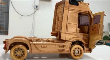 Mercedes-Benz Actros made of fine wood by Vietnamese workers