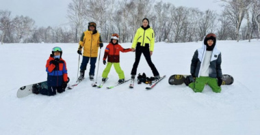 Gia đình Hà Kiều Anh trượt tuyết ở Nhật