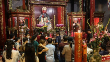 The custom of borrowing luck in a hundred-year-old temple in Saigon