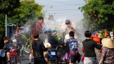 People splash water and smash pots during the Vegetarian festival