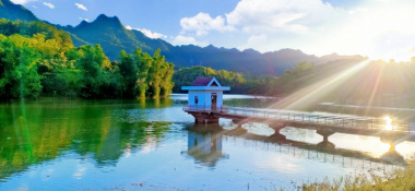 Hòa mình trong làn nước xanh mát ở hồ Chiềng Khoi, Sơn La