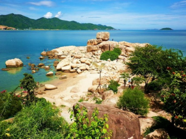 Hòn Chồng Nha Trang – Nét đẹp hoang sơ giữa lòng biển khơi