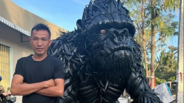 Turn old tires into “King Kong”, selling for 65 million VND
