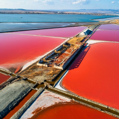 Bơi lội thỏa thích tại hồ nước Atanasovsko màu hồng độc đáo ở Bulgaria
