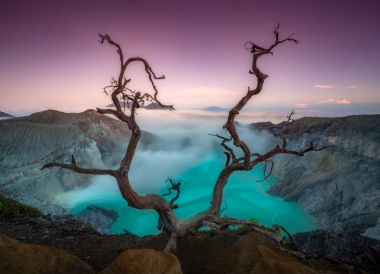 Hồ Kwah Ljen – “cốc axit khổng lồ” có màu xanh ngọc huyền bí