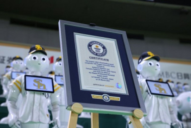 Đội cổ vũ 100 robot Pepper lập Kỷ lục Guinness thế giới