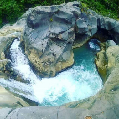 Choáng ngợp với thác nước Air Terjun Mangku Sakti đẹp tựa tiên cảnh
