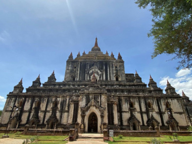 Ấn tượng với kiến trúc cổ kính và độc đáo ở đền Thatbyinnyu, Myanmar