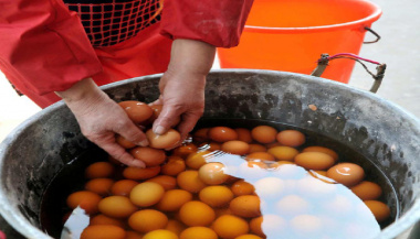 Du lịch Trung Quốc: Hoảng hồn với món trứng đồng nam ở Chiết Giang