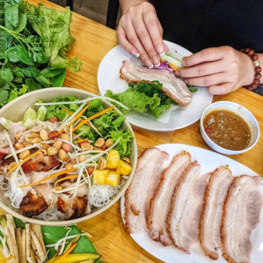 Top 8 quán bánh tráng cuốn thịt heo ngon nhất Đà Nẵng