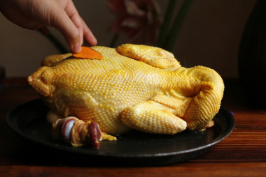Cách luộc gà vàng ươm không bị rách da và lọc gà đơn giản dễ làm