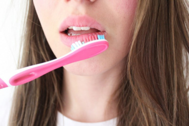Cách vệ sinh răng miệng sau khi phun môi chuẩn xác và an toàn nhất