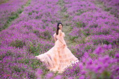 Lưu ngay 20+ cách tạo dáng chụp ảnh ở vườn hoa cực đẹp gây sốt cộng đồng mạng