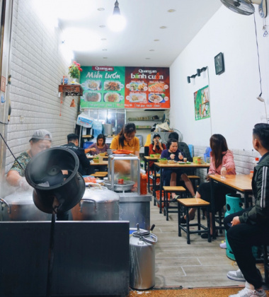 Hàng bánh cuốn nhân thịt gà tại Hà Nội khiến cả khách Tây và khách Việt đều “mê như điếu đổ”