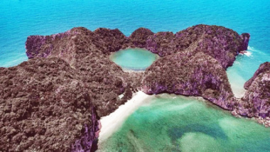 Khám phá đảo Mắt Rồng: Bí ẩn “con mắt” hùng vĩ giữa đại dương xanh
