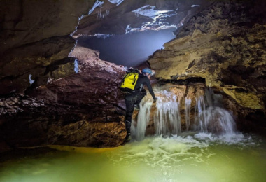 Mê mẩn vẻ đẹp “siêu thực” của 5 hang động nguyên sơ vừa được phát hiện tại Quảng Bình