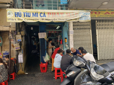 Ấn tượng tiệm hủ tiếu mì cá gần 80 năm tại quận 1: Bà chủ tung tô cực “nghệ”, khách đông nhưng quán chỉ có 14 chỗ