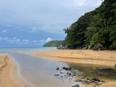 Khám phá bãi Suối Nóng – bãi biển bí ẩn ở Côn Đảo
