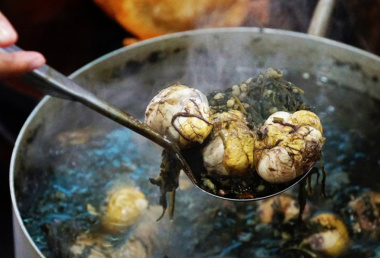 Đến vịnh Hạ Long nhất định phải ăn thử trứng vịt lộn hầm ngải cứu, hương vị đặc biệt ăn một lần nhớ cả đời!