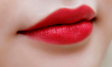 Da ngăm nên phun môi màu gì để tôn đôi môi?