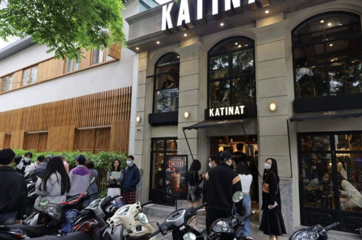 Katinat – thương hiệu cà phê hot hit mở cơ sở đầu tiên tại Hà Nội: Giới trẻ háo hức, xếp hàng dài đợi mua và check in
