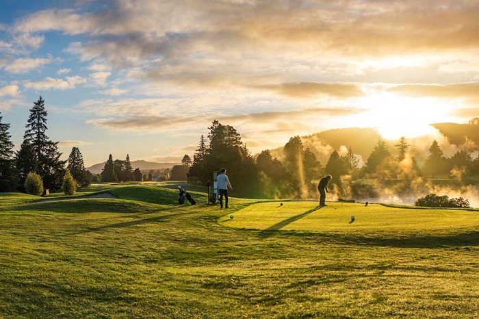 Đến Rotorua Golf Club, trải nghiệm chơi golf giữa suối nước nóng và hồ tắm bùn ở New Zealand