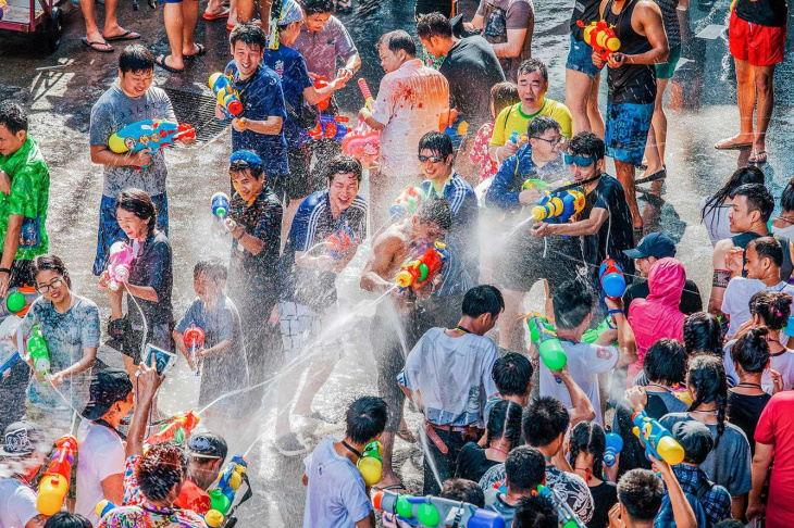 Theo chân người Thái bản địa trải nghiệm Lễ hội té nước Songkran