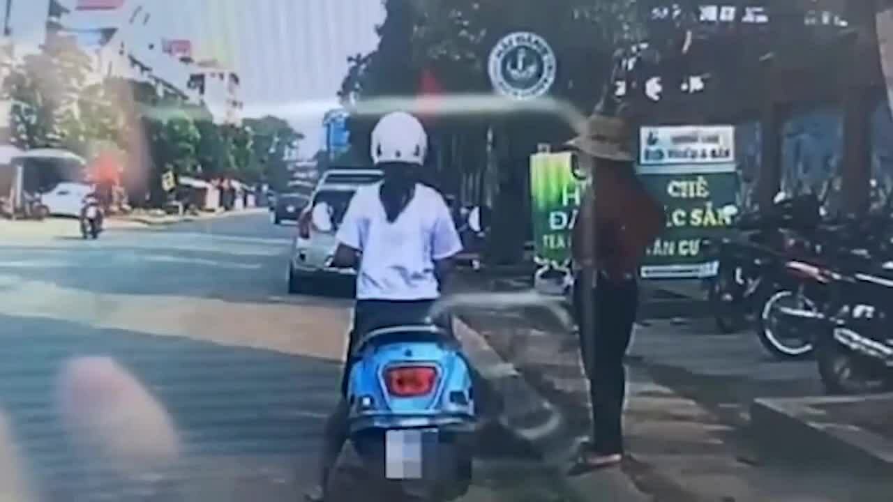 Cô gái thả trôi xe máy khi có biến