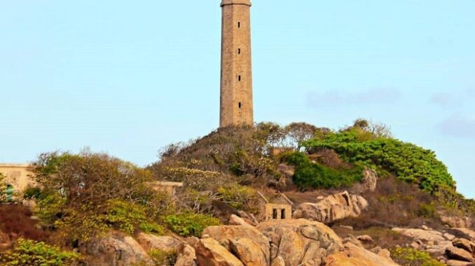 Visit the hundred-year-old lighthouses in Vietnam standing proudly on the sea