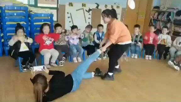 Cô giáo mầm non trượt trên sàn quay phim điệu nghệ